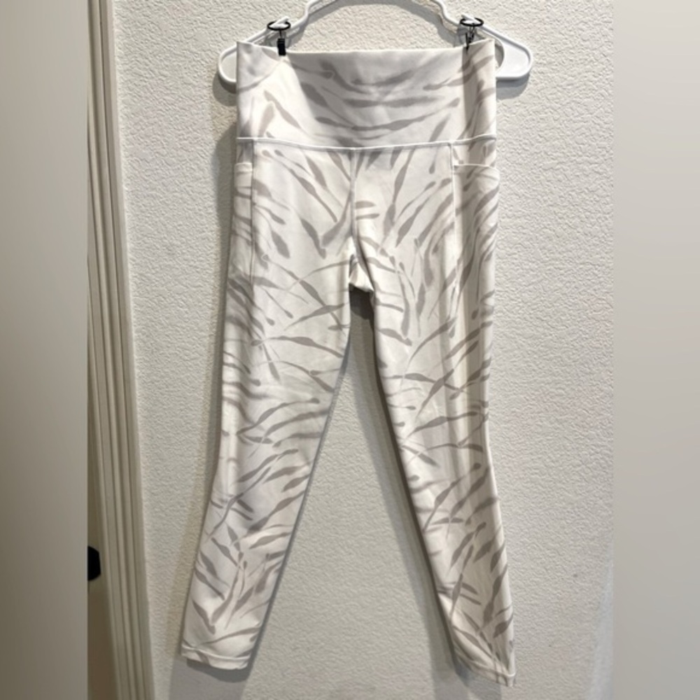 Athleta salutation stash pocket II 7/8 grey and white - size MT (Medium tall)